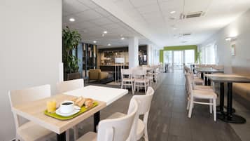 Petit déjeuner buffet servi tous les jours en supplément