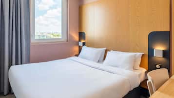 Ropa de cama de alta calidad, escritorio y cortinas blackout