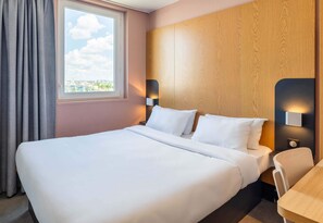 Dobbeltrom, ikke-røyk | Sengetøy av topp kvalitet, skrivebord, blendingsgardiner og lydisolert