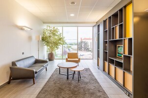 Coin salon dans le hall