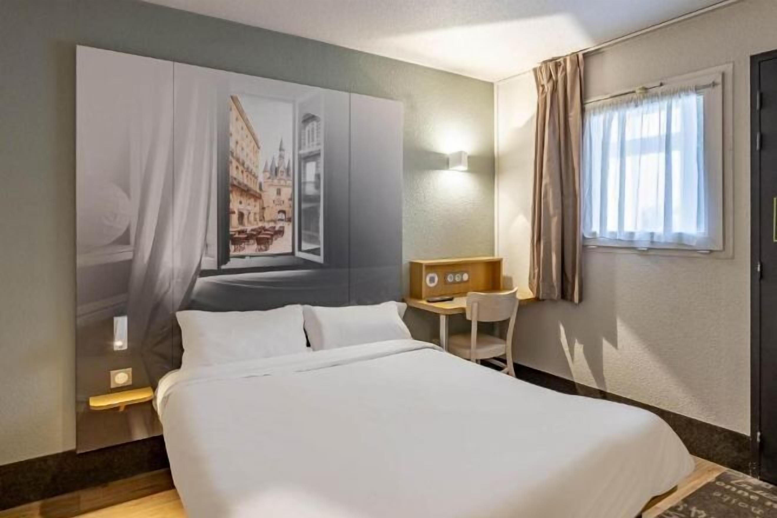 Biancheria da letto di alta qualità, una scrivania, insonorizzazione