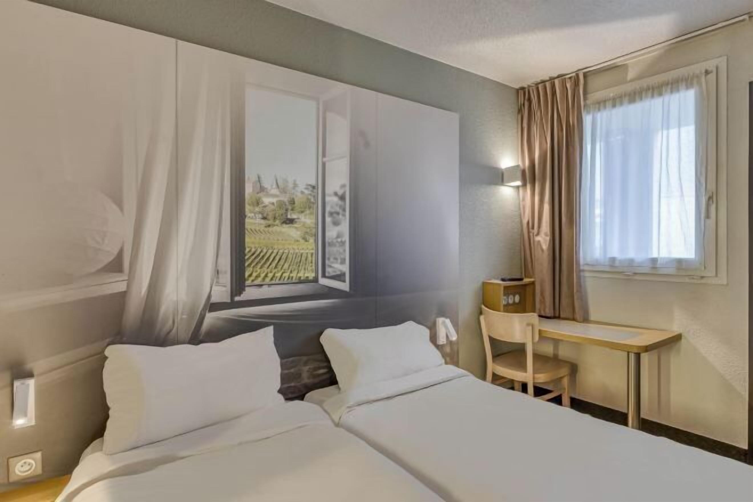 Ropa de cama de alta calidad, escritorio y insonorización 