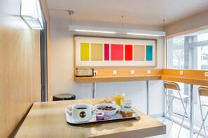 Tägliches Frühstücksbuffet gegen Gebühr