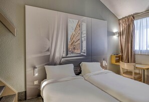 Premium bedding, desk, soundproofing, free cots/infant beds
