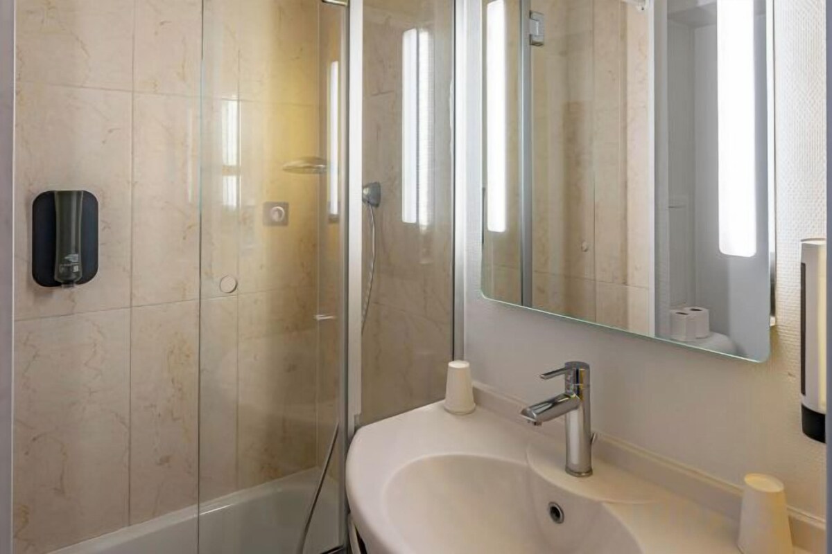 Shower, rainfall showerhead, towels