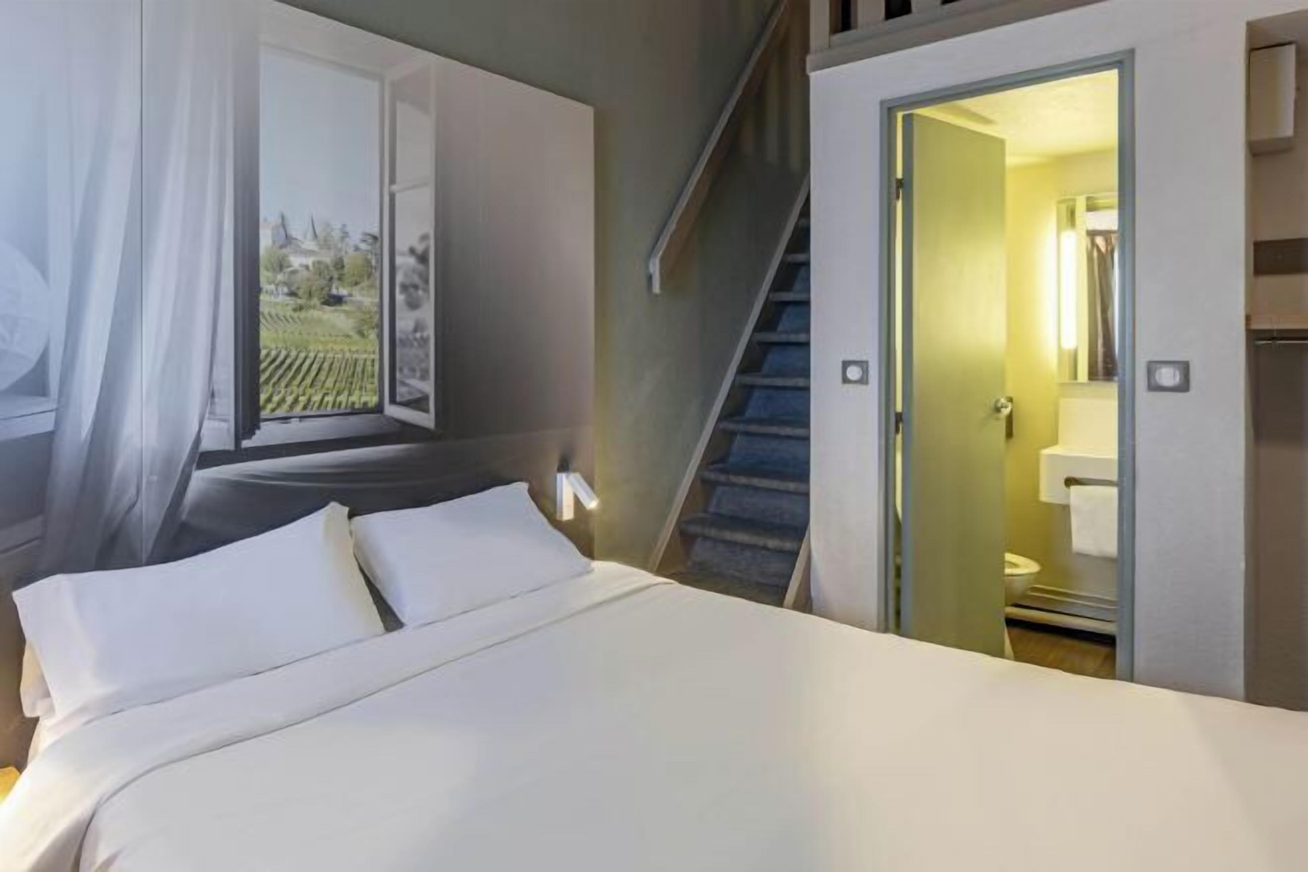 Ropa de cama de alta calidad, escritorio y insonorización 