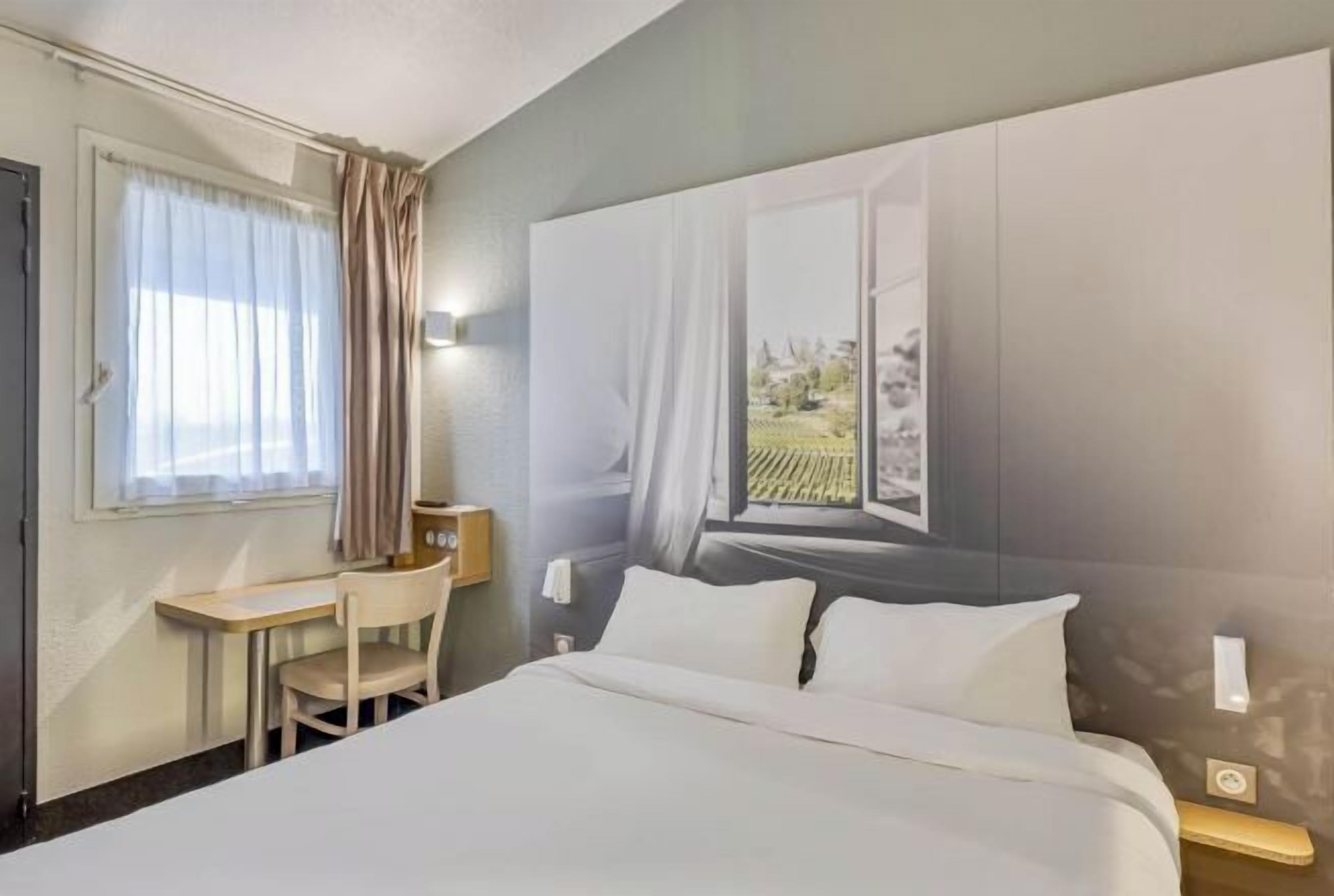 Ropa de cama de alta calidad, escritorio y insonorización 