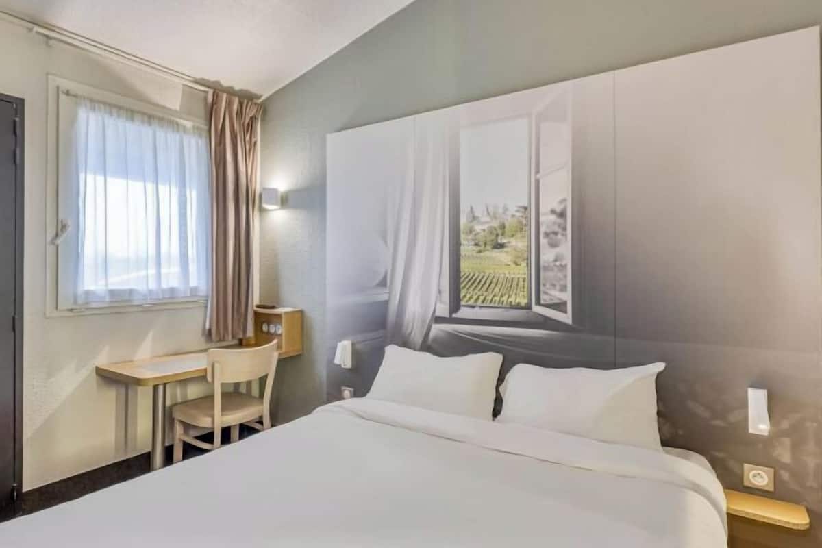 Premium bedding, desk, soundproofing, free cots/infant beds