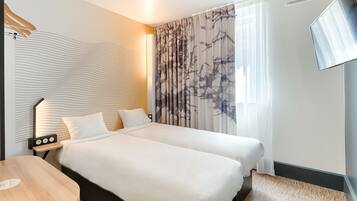 Kahden hengen huone (kaksi sänkyä), tupakointi kielletty | Ylelliset vuodevaatteet, työpöytä, äänieristys, ilmaiset vauvansängyt