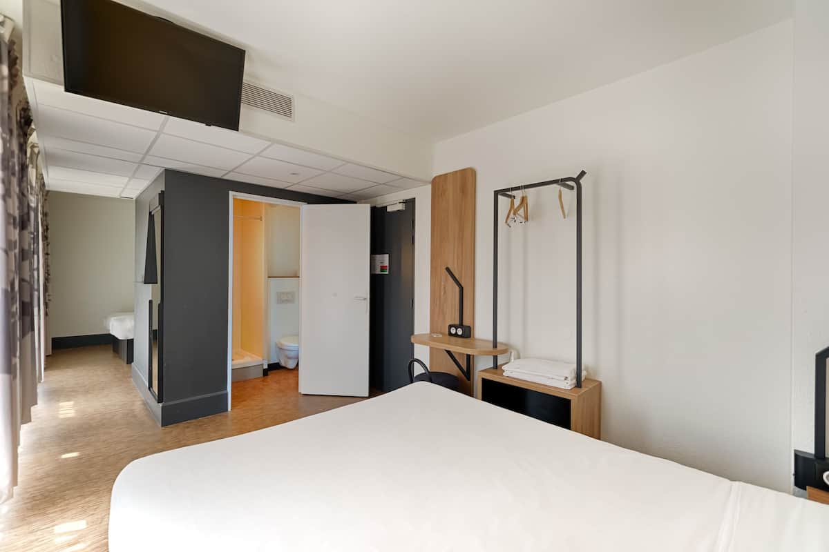 Vierbettzimmer, Nichtraucher | Hochwertige Bettwaren, Schreibtisch, schallisolierte Zimmer