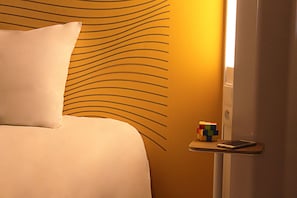 Premium bedding, desk, soundproofing, free cots/infant beds