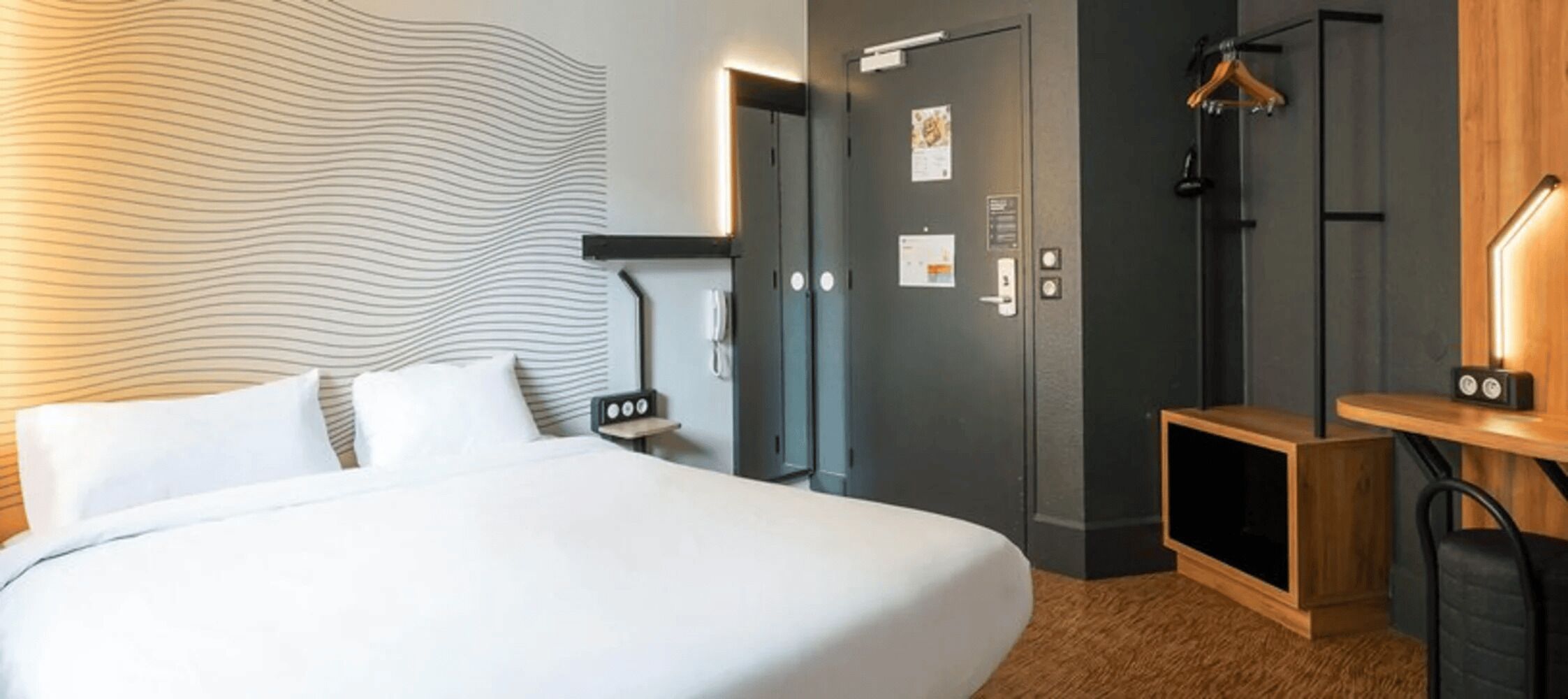 أغطية فراش متميزة ومكتب وتجهيزات عازلة للصوت وأسرّة أطفال/رضّع (مجانًا)