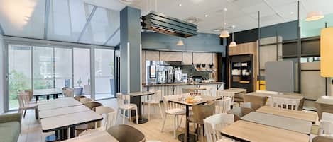 Buffet déjeuner servi tous les jours en supplément