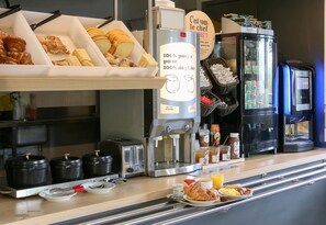 Daily buffet breakfast for a fee - B&B HOTEL Marseille Estaque (Marseille)
