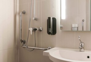 Habitación doble, accesible para personas con discapacidad, no fumadores | Baño | Ducha, artículos de higiene personal gratuitos y secador de pelo