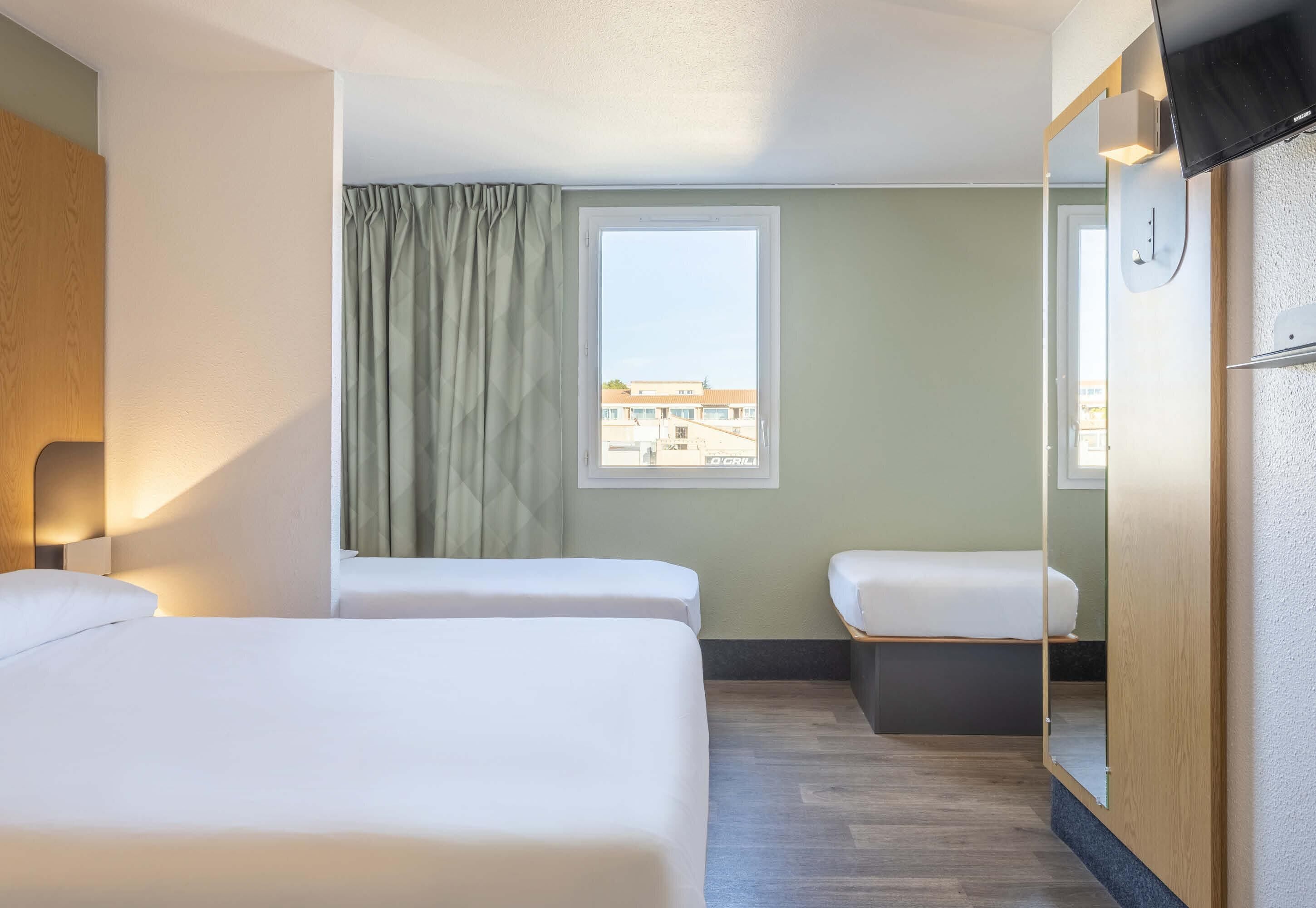 Roupas de cama premium, escrivaninha, cortinas blackout