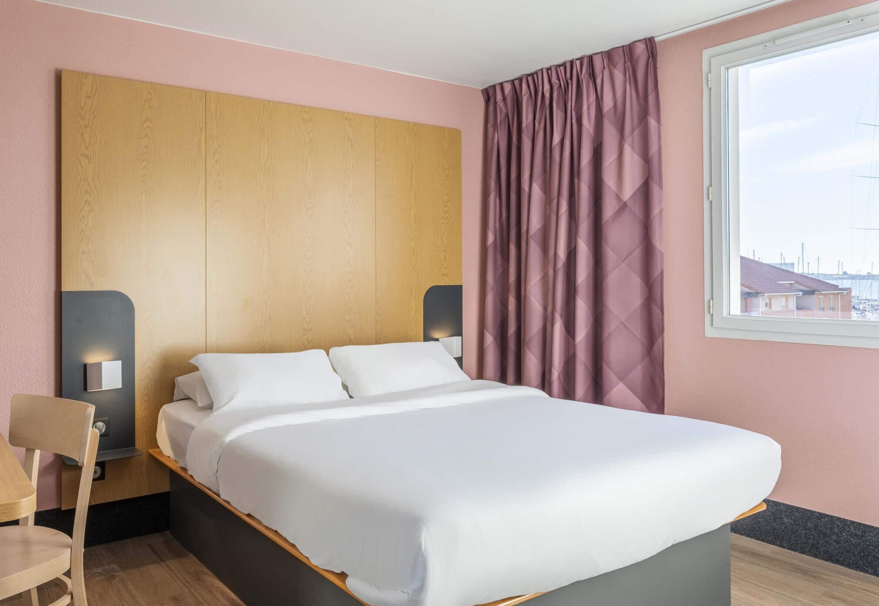 Quarto casal superior, para não fumantes | Roupas de cama premium, escrivaninha, cortinas blackout