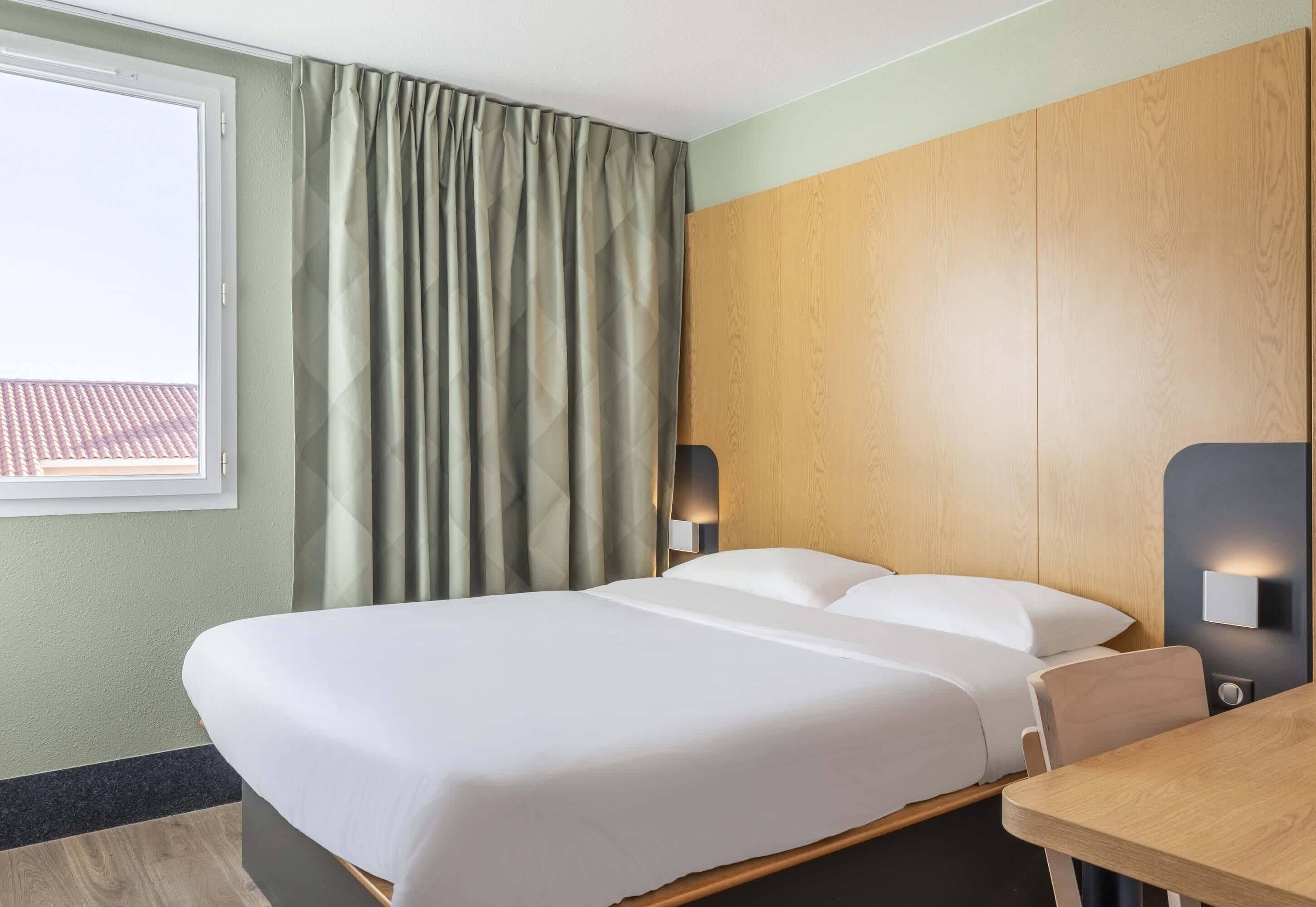 Quarto casal, para não fumantes | Roupas de cama premium, escrivaninha, cortinas blackout