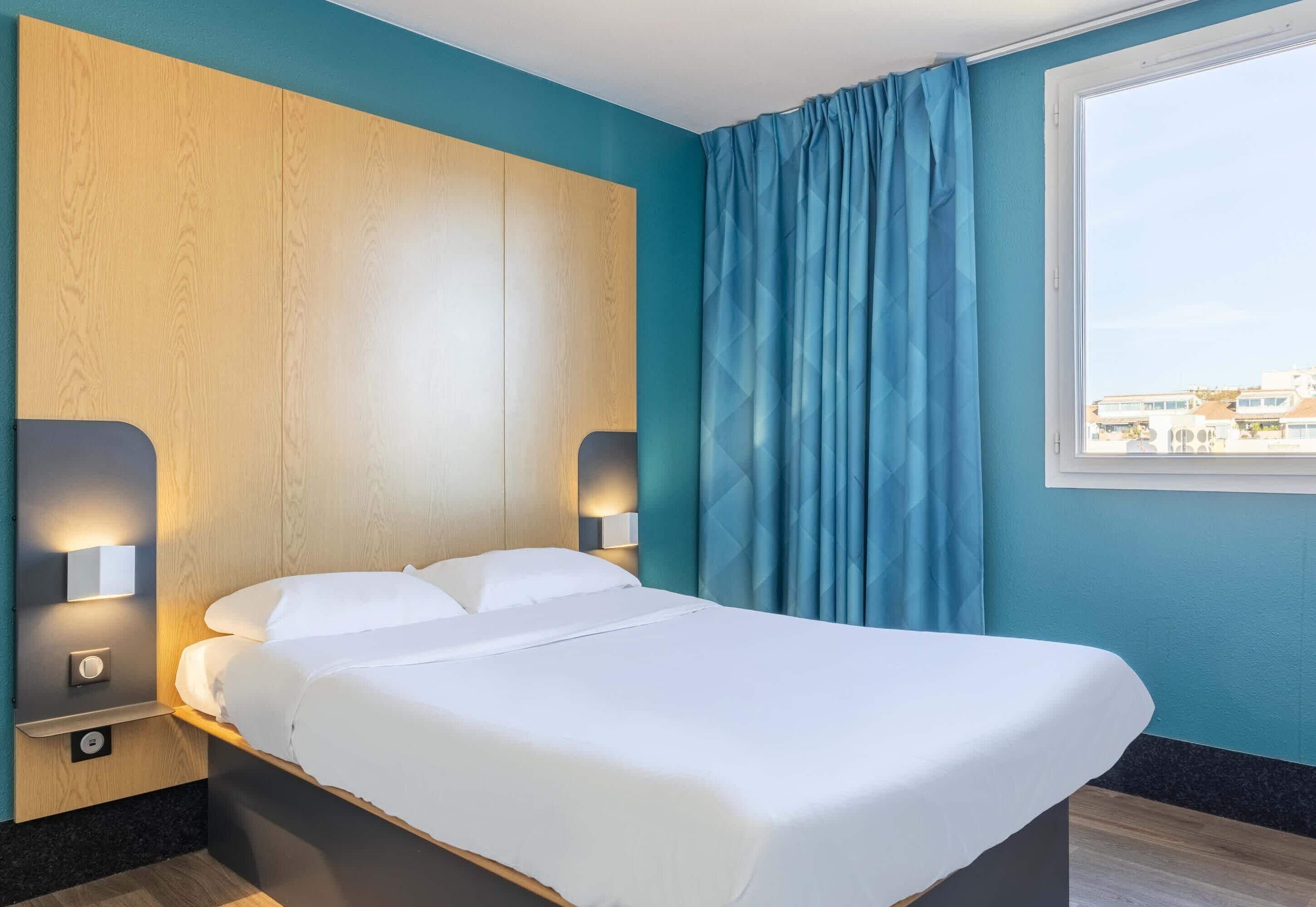 Quarto casal, acessível, para não fumantes | Roupas de cama premium, escrivaninha, cortinas blackout