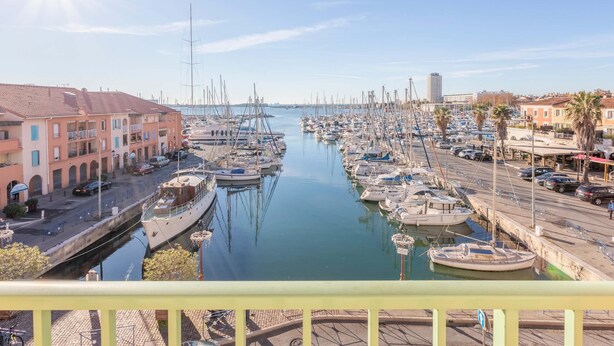 A marina with boats docked, a clear sky, and buildings along the waterfront. - B&B HOTEL Martigues Port-de-Bouc (Port-de-Bouc)