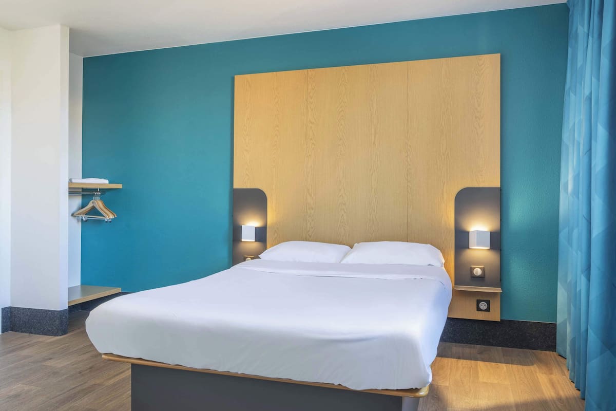 Luxe beddengoed, een bureau, verduisterende gordijnen