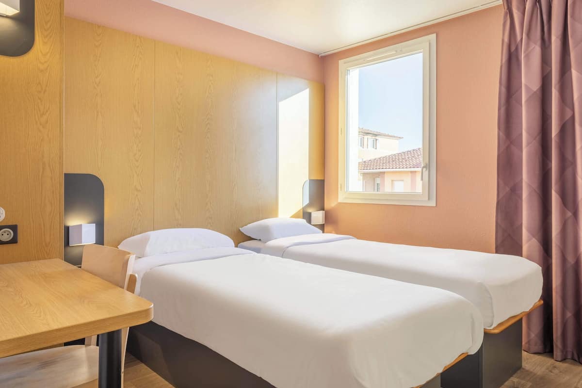 Twin kamer, niet-roken | Luxe beddengoed, een bureau, verduisterende gordijnen
