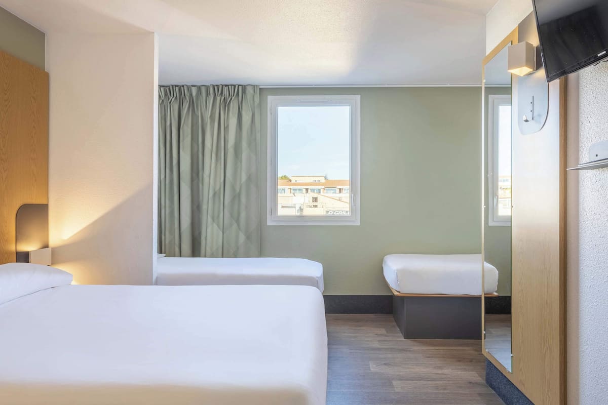 Luxe beddengoed, een bureau, verduisterende gordijnen