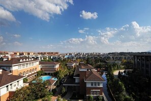 Zona residenziale con diverse case, una piscina e cielo sereno.