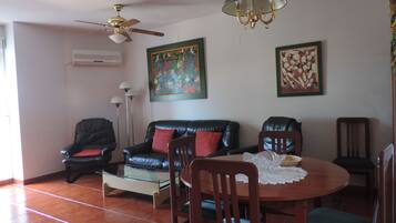 Appartement, 3 slaapkamers | Woonruimte | Een 32-inch plasmatelevisie met digitale zenders en een televisie