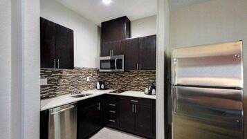 Suite, varias camas, con acceso para personas discapacitadas, para no fumadores (Efficiency) | Escritorio, tabla de planchar con plancha y cunas gratuitas