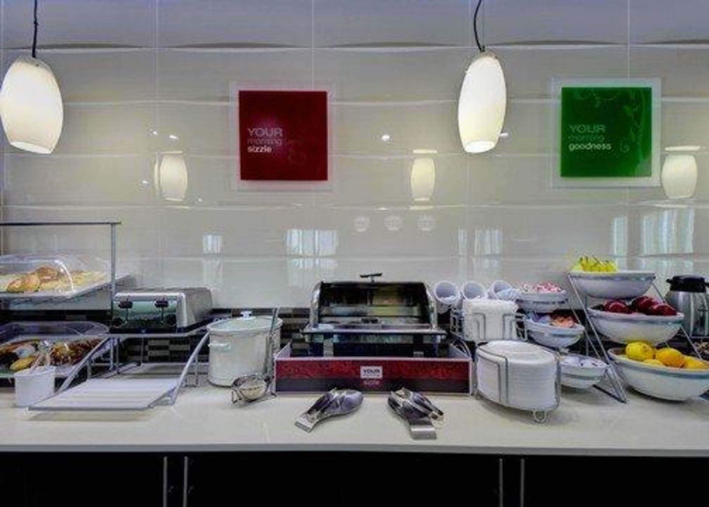 Een buffetopstelling met diverse gerechten en toevoegingen.
