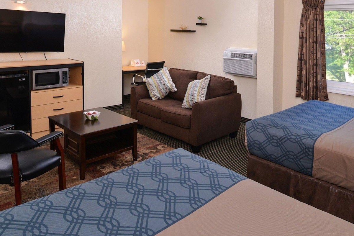 suite, non smoking | individually furnished, desk, laptop workspace, blackout curtains