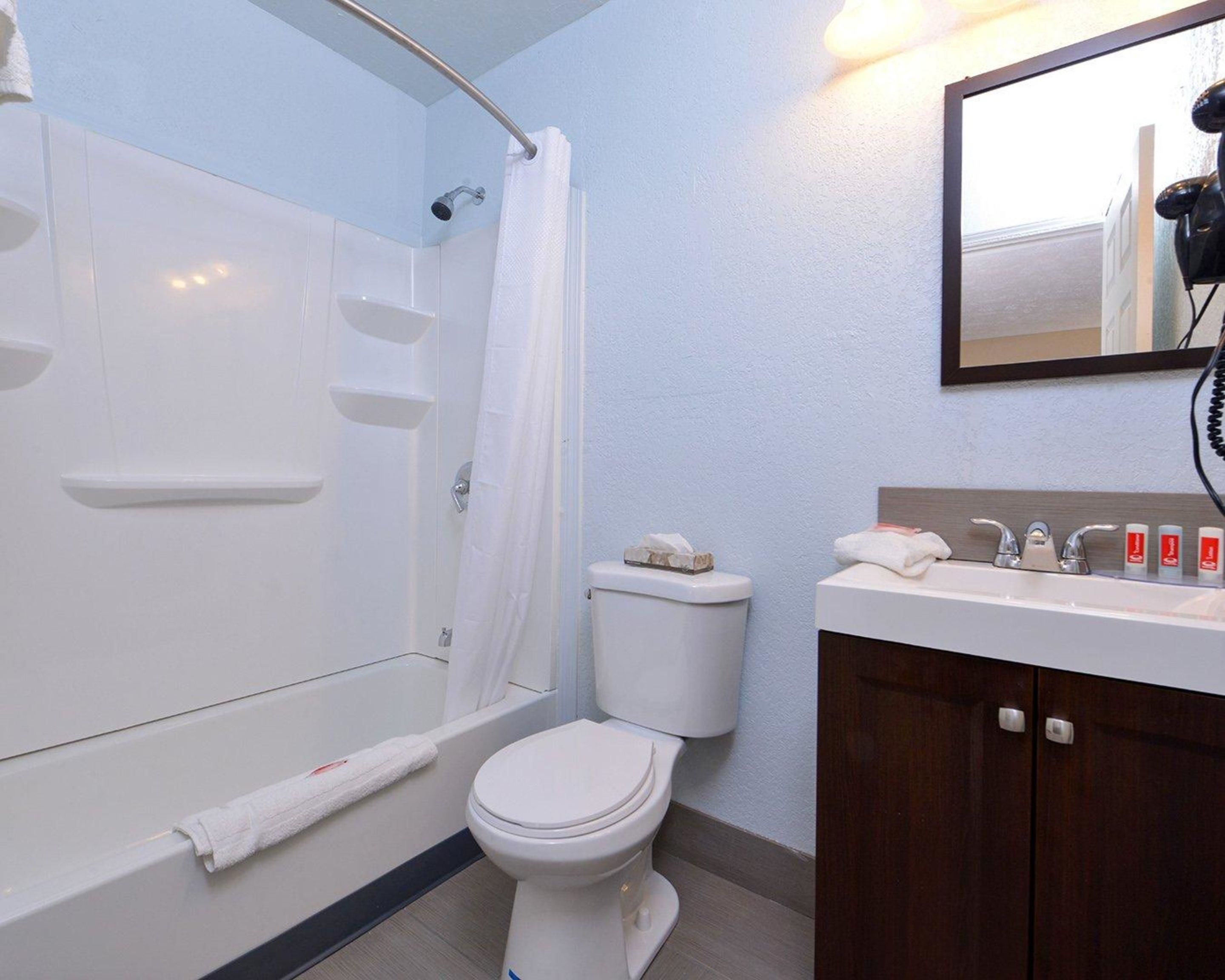 combined shower/bathtub, free toiletries, hair dryer, towels