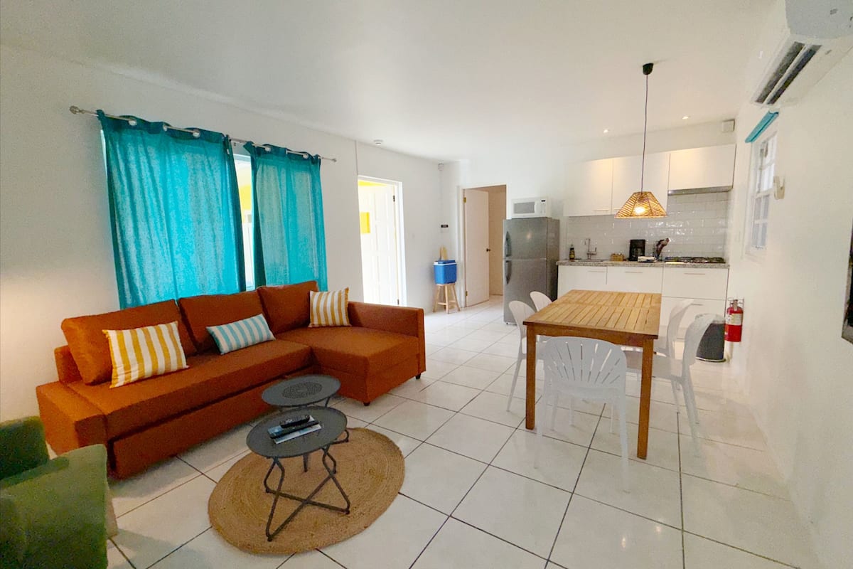 Superior, 1 Bedroom Apartment | บริเวณนั่งเล่น | ทีวีจอแบน