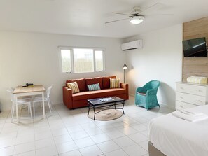 King Studio Deluxe | 高級寢具、客房內  保險箱、書桌、熨斗/熨衣板