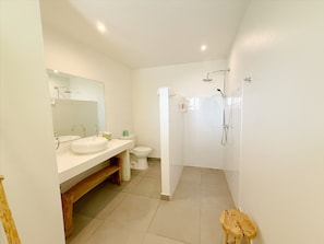 Superior, 1 Bedroom Apartment | ห้องน้ำ | ฝักบัว, ของใช้ในห้องน้ำฟรี, ไดร์เป่าผม, ผ้าเช็ดตัว