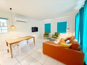 Superior, 1 Bedroom Apartment | 1 ห้องนอน, ตู้นิรภัยในห้องพัก, โต๊ะทำงาน, เตารีด/โต๊ะรีดผ้า