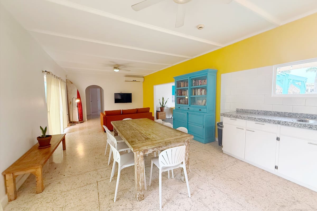 2-Bedroom Vacation House | บริเวณนั่งเล่น | ทีวีจอแบน