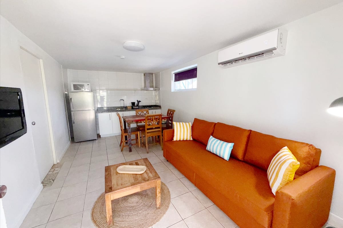 Standard, 1 Bedroom Apartment | บริเวณนั่งเล่น | ทีวีจอแบน