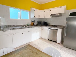 2-Bedroom Vacation House | Yksityinen keittiö | Jääkaappi, mikroaaltouuni, liesi, kahvin-/teenkeitin