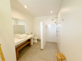 Apartamento superior | Baño | Ducha, artículos de higiene personal gratuitos y secador de pelo