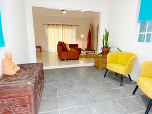 2-Bedroom Vacation House | Oleskelualue | Taulutelevisio