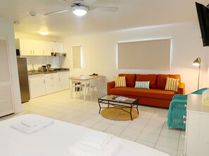 King Studio Deluxe | Premium bedding, in-room safe, desk, iron/ironing board - Aruba Palms Escape Suites (Noord)