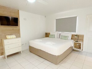 Ropa de cama de alta calidad y caja de seguridad en la habitación 