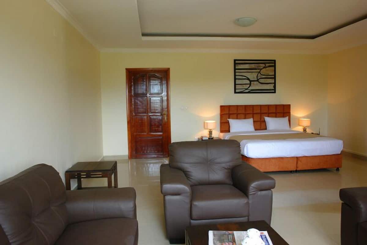 Laptop workspace, iron/ironing board, free WiFi, bed sheets