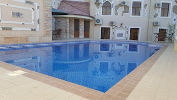 Piscina externa, guarda-sóis, espreguiçadeiras
