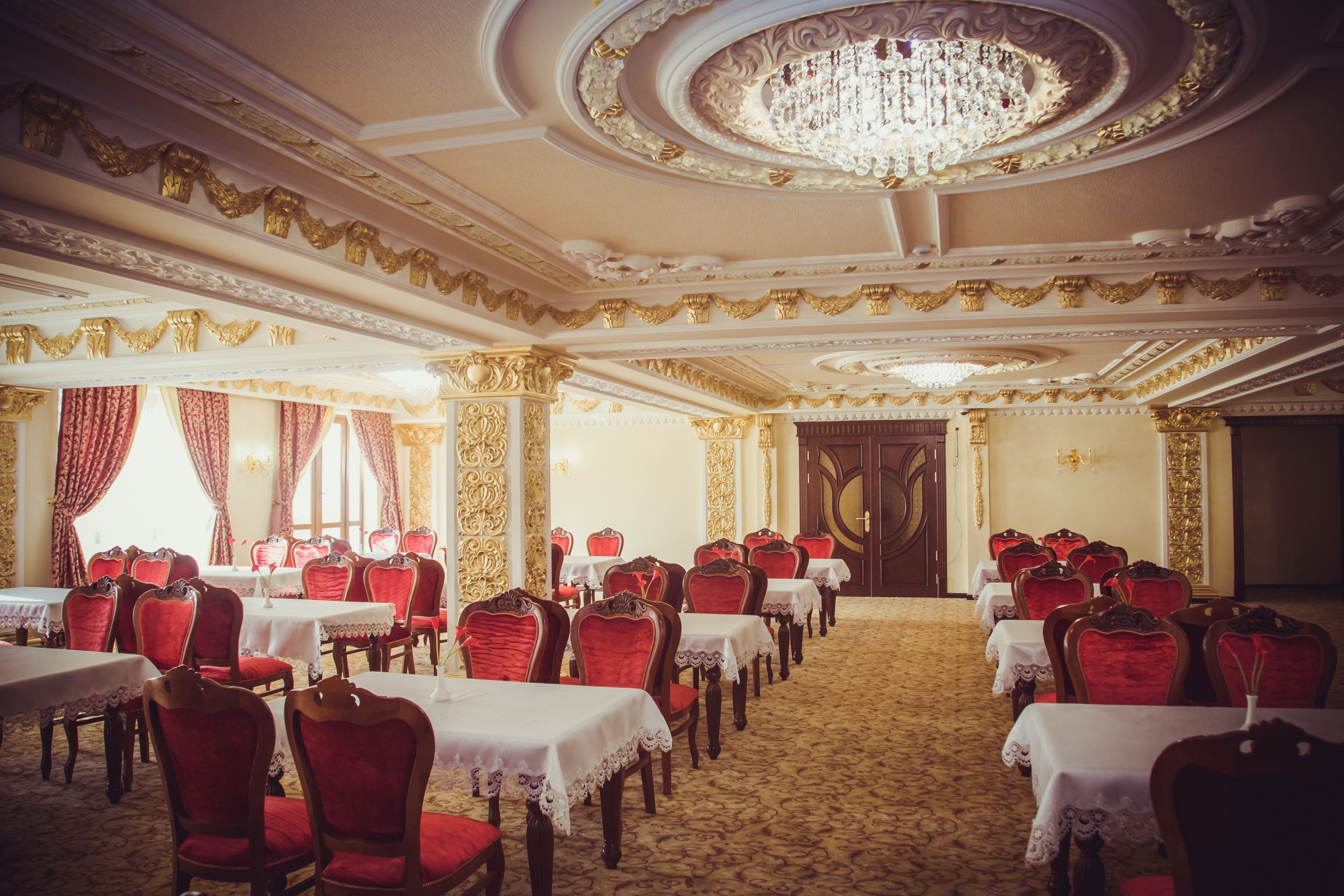 breakfast, lunch, dinner served; international cuisine