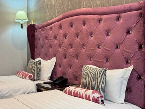Chambre Standard avec lits jumeaux | Literie de qualité, couette en duvet, coffre-fort, bureau