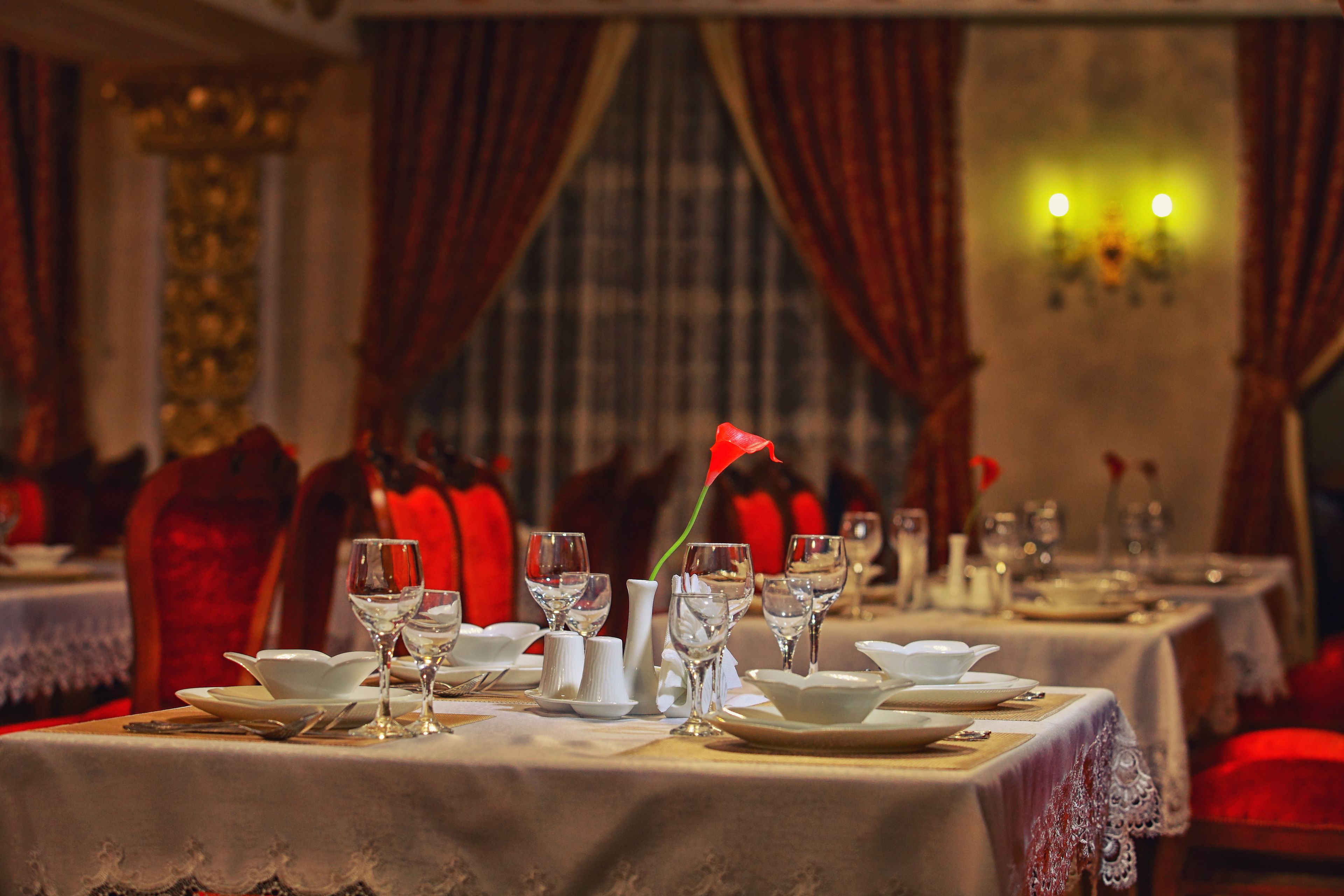 供应早餐、午餐和晚餐，国际美食