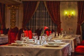 Breakfast, lunch, dinner served; international cuisine